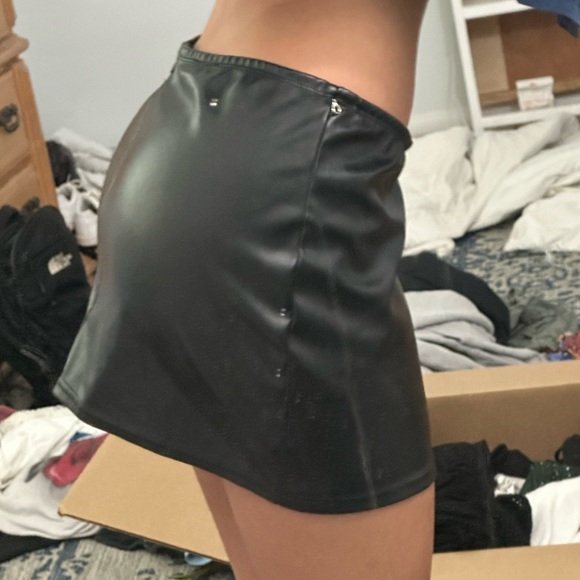 V cut waist line LEATHER MINI SKIRT - Picture 3 of 7